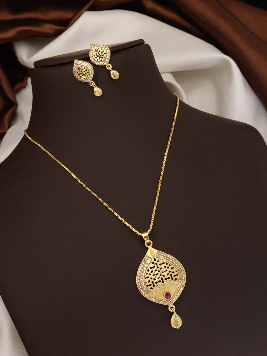 Pankhuri Leaf Filigree Gold Pendant Set
