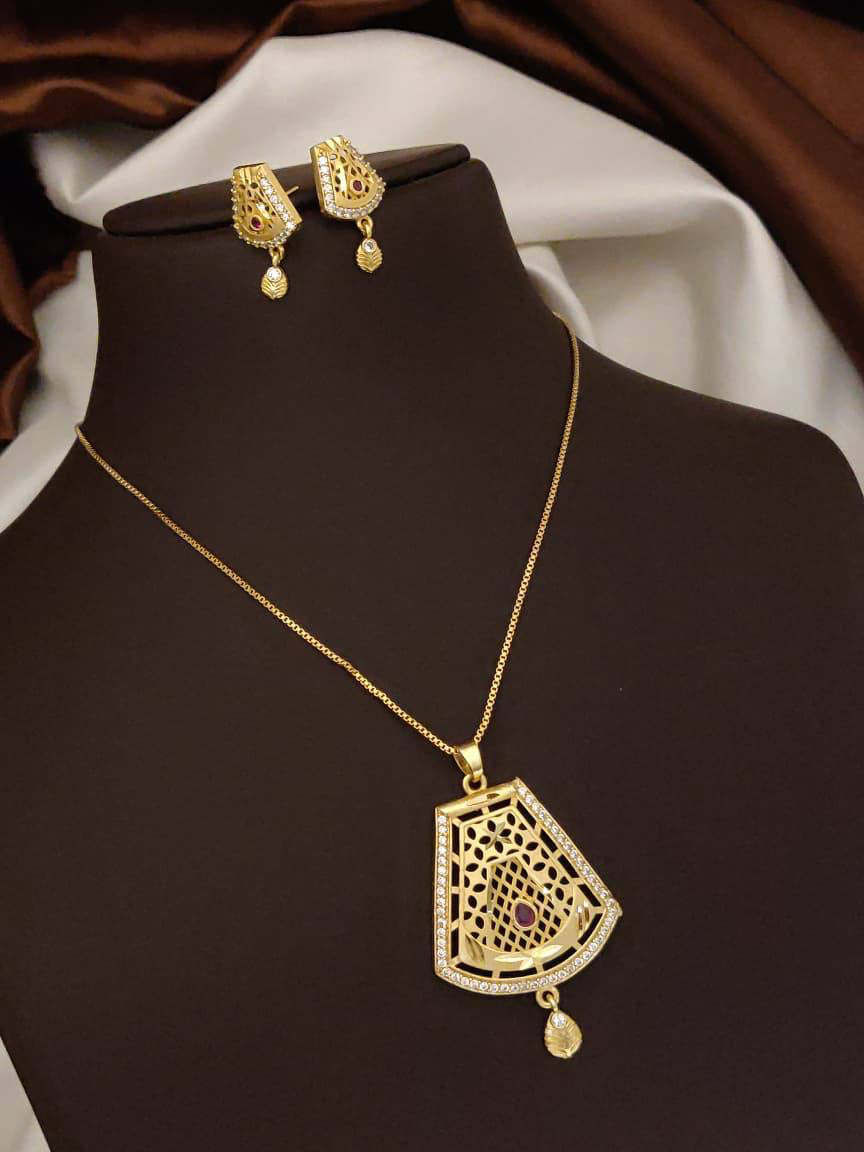 Rajvanshi Fan Crest Filigree Gold Pendant Set