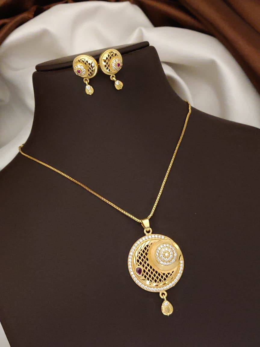 Chakra Royale Filigree Gold Pendant Set