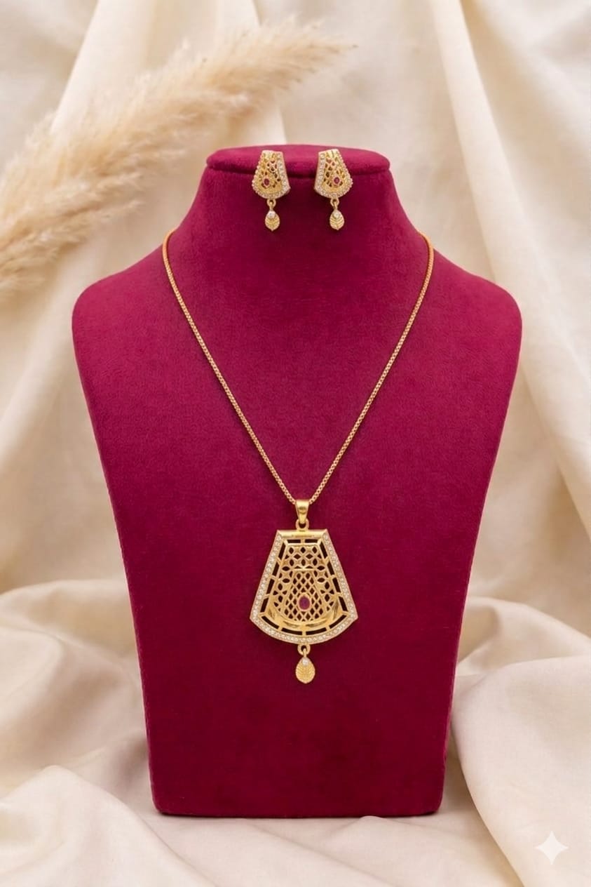 Rajvanshi Fan Crest Filigree Gold Pendant Set